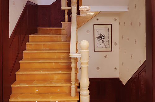 黄浦中式别墅室内汉白玉石楼梯的定制安装装饰效果