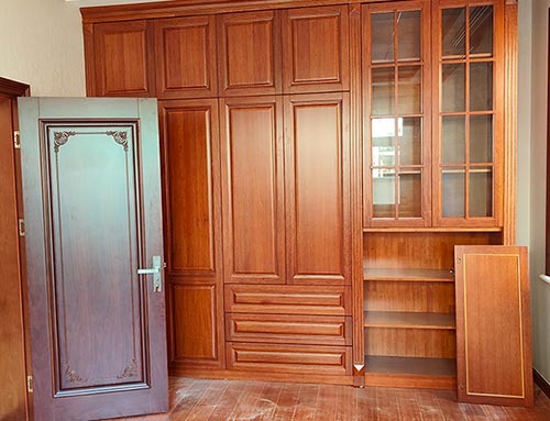 黄浦中式家庭装修里定制的实木衣柜效果图